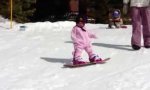 Lustiges Video : Einjährige Schneebrettreiterin