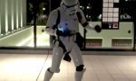 Lustiges Video : Stormtrooper dancing in the rain