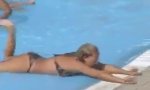 Lustiges Video - Wasser schlucken im Freibad