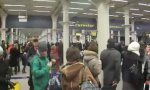 Movie : Warteschlange am Bahnhof London