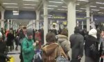 Lustiges Video : Warteschlange am Bahnhof London
