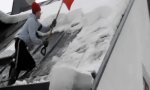 Lustiges Video : Dach vs Schneeschaufel