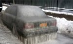 Eiskratzen am Autofenster