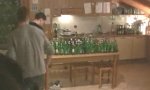 Lustiges Video : Bierflaschen-Hummelflug