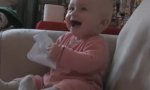 Baby mit Lachkrampf dank Zerreisfetisch