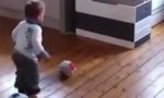 Lustiges Video : Anderhalbjähriger Fußballgott