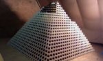 Dominopyramide - Weltrekord auf dem Dachboden
