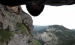 Mit Wingsuit durch Wasserfall