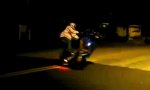 Motorrad-Akrobat auf der Flucht