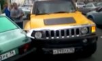 Frau testet Hummer im Straßenverkehr