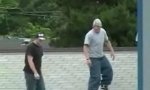 Lustiges Video : Rollerblade Trick No. 3312: Bogeysqueezer