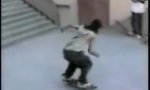 Lustiges Video : Skate Trick No. 107: Topboarded Nutsplit