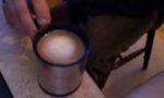 Lustiges Video - Selbstrührende Kaffeetasse - Geschenktipps für