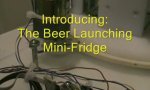 Lustiges Video : Minikühlschrank mit Bierwurfarm