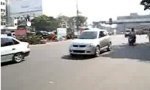 Lustiges Video : India Road Crossing