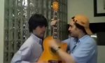 Lustiges Video : Singel-Gitarren-Duett