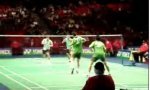 Lustiges Video : Badminton-Battle beim Doppel