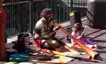Lustiges Video : Aboriginal Didgeridoo Technoman