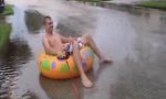 Lustiges Video : Badespaß auf dem Asphalt