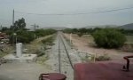 Lustiges Video : Unbeschrankter Bahnübergang