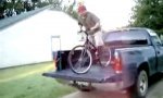 Lustiges Video : Mit dem Fahrrad vom Pick-Up springen