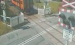 Lustiges Video : Endspurt am Bahnübergang per Pkw