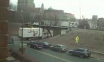 Die Trucks und die Brücke vorm Fenster