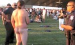 Nackt getazert auf dem Festival
