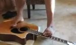 Tony Melendez spielt Gitarre mit den Füßen