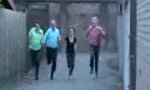 Lustiges Video : Kettenreaktion beim Hinterhof-Sprint