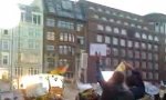 Lustiges Video : Angela Merkel vs Yeah-Flashmob in Hamburg
