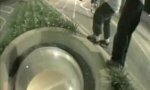 Lustiges Video : Dummer Rollerblader failt bei Mutprobe