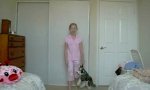 Lustiges Video : Das Mädchen und der Stoffhund