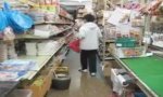Lustiges Video : Rumpelstilzchen beim Einkaufen erwischt