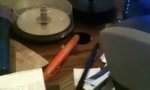 Funny Video : Wurmloch in der Tischplatte