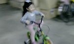 Lustiges Video : Mädchen beim Einparken